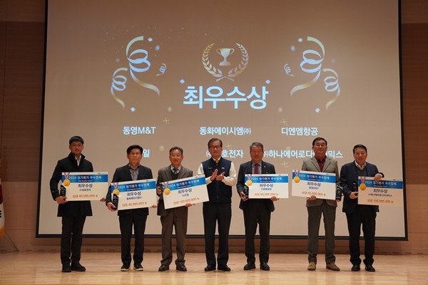 최우수업체 단체사진, KAI 강구영 사장(가운데)   사진 / KAI 제공