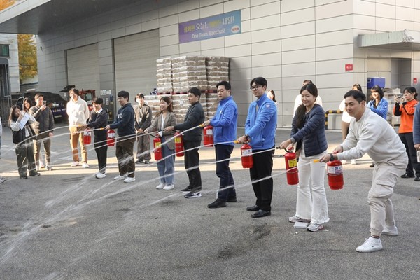 동아쏘시오홀딩스, 동아제약, 동아ST 직원들이 중대재해 대응 모의 훈련에서 소화기를 사용해 가상의 불을 끄고 있다.  / 사진 = 동아쏘시오홀딩스 제공
