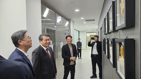 인천시의회 산경위, 「2024 아름다운 공장 어워드」선정기업 현판식 참석 / 사진 인천시의회