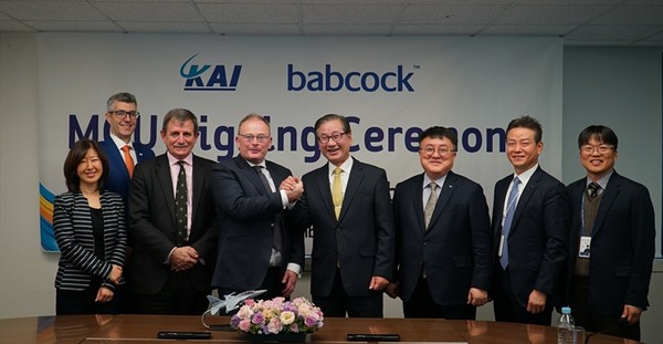 협약식에는 KAI 강구영 사장, Babcock CEO David Lockwood(데이비드 락우드), KAI 조우래 수출마케팅부문장, Babcock Mark Goldsack(마크 골드삭) 총괄 등 양사 주요 경영진이 참석했다.  사진 / KAI