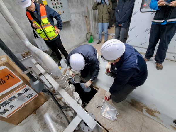 오수처리시설 방류수 채수 및 점검/ 사진 고양시