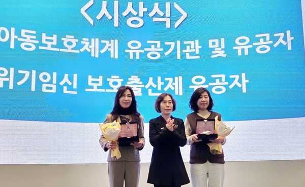 왼쪽 김정은 인천시 아동정책과장, 가운데 김상희 보건복지부 인구아동정책관/사진 인천시