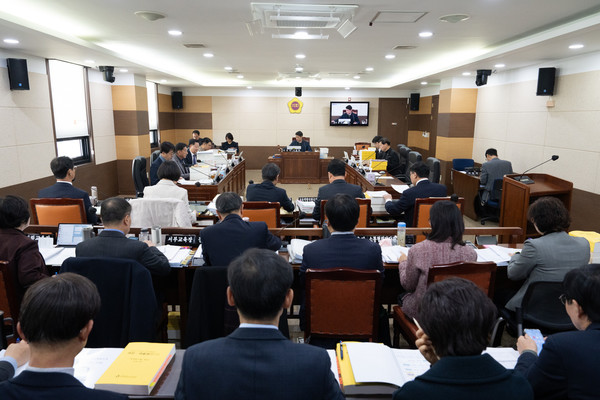 인천광역시의회 교육위원회(위원장 이용창),‘2025년도 인천시교육비특별회계 세입·세출예산안’을 심사한 후 가결/ 사진 인천시의회