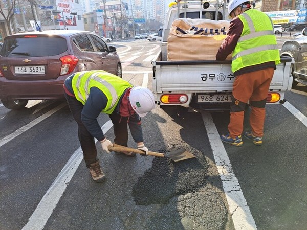 수로원 도로파손 보수작업