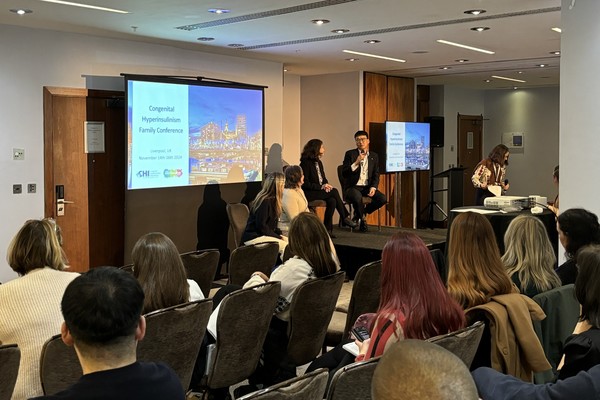 지난 11월 18일 영국 리버풀에서 열린 유럽소아내분비학회(ESPE)에서 그레이트 오몬드 스트리트 병원(GOSH)의 연구자인 안토니아 다스타마니 박사가 에페거글루카곤에 대한임상 2상 중간 분석 결과를 e포스터 방식으로 설명하고 있다. / 사진 = 한미약품