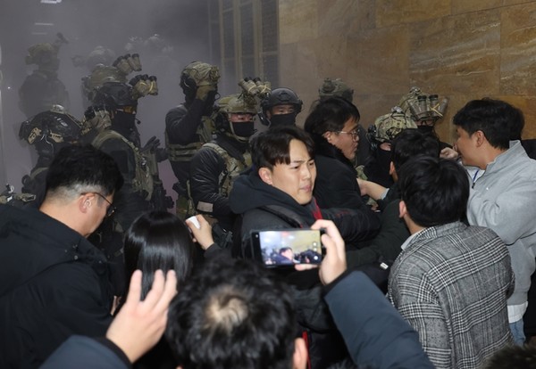 윤석열 대통령이 비상계엄령을 발표한 가운데 4일 서울 여의도 국회 내부로 계엄군이 진입하고 있다.    사진 / 뉴시스