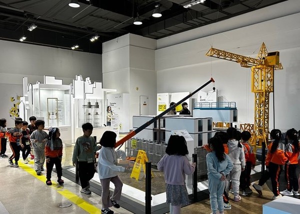 지난 6일 국립과천과학관에 마련된 건설 분야 특별기획전을 찾은 어린이 관람객들의 모습.  / 사진 = LH  제공