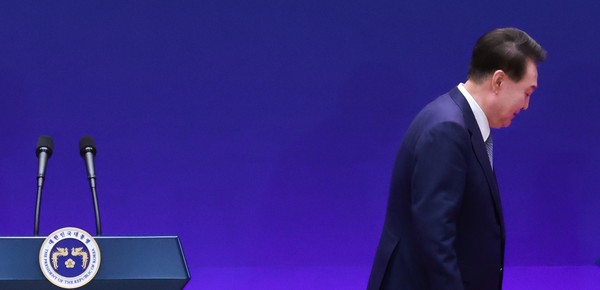 윤석열 대통령의 국회 탄핵소추안이 14일 가결됐다.   사진 / 뉴시스