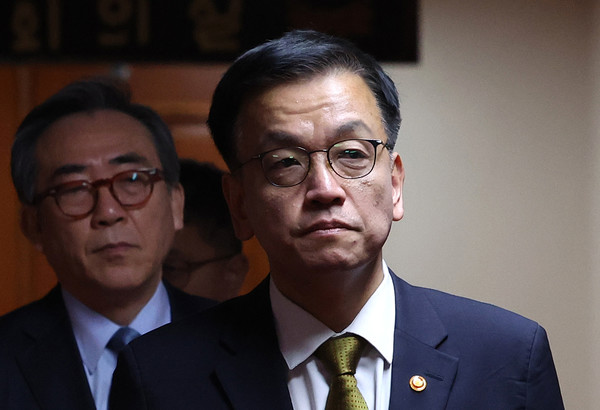 최상목 경제부총리 겸 기획재정부 장관이 27일 서울 종로구 정부서울청사에서 임시 국무위원 간담회를 주재하기 위해 회의실로 입장하고 있다. 사진 / 뉴시스