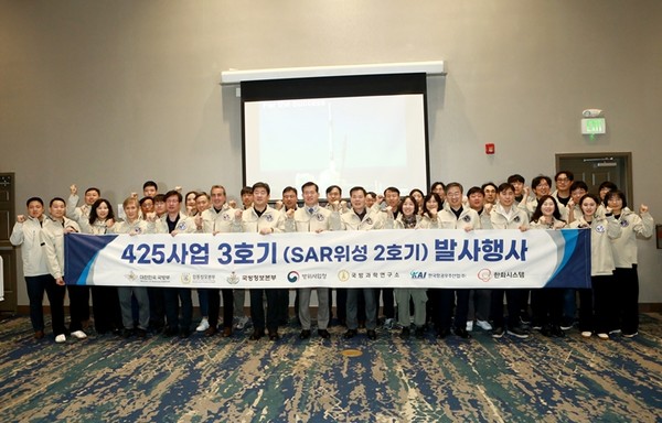 KAI는 ’18년 12월부터 국방과학연구소과 SAR 위성체 시제제작 계약을 통해 SAR위성체를 개발하고 있으며, 위성체 환경시험 및 발사에도 참여하여 정찰위성 개발에 중추적 역할을 수행하고 있다. 사진 / KAI 제공