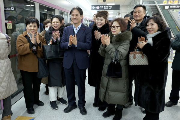 GTX-A개통식 행사에 참석한 시민들과 기념촬영/사진 고양시