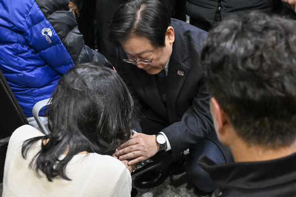 이재명 더불어민주당 대표가 지난 29일 오후 전남 무안국제공항에서 제주항공 여객기 폭발사고 탑승객 가족들을 위로하고 있다.    사진/뉴시스