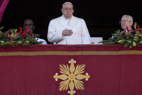 프란치스코 교황은 지난 25일(현지시각) 성탄절을 맞이해 성베드로 대성당에 앞에 모인 군중들 앞에서 성탄절 메시지 '우르비 에트 오르비(Urbi et Orbi·로마 시와 세계)'를 발표했다.   사진/뉴시스