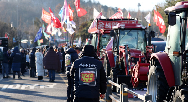 전국농민회총연맹 전봉준 투쟁단의 '윤석열 대통령 체포 등을 촉구'하는 트랙터 대행진이 남태령에서 지난 22일부터 1박2일간 경찰에 의해 멈춘 바 있다.    사진/뉴시스