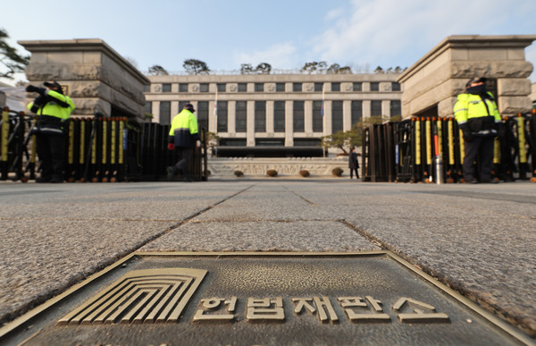 30일 서울 종로구 헌법재판소 모습. 헌법재판소는 이날 오후 재판관 회의를 개최해 윤석열 대통령 탄핵심판 외에도 한덕수 국무총리 탄핵심판의 절차와 방식 등을 검토할 것으로 보인다.    사진/뉴시스