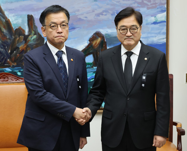 최상목 대통령 권한대행 부총리 겸 기획재정부 장관이 30일 서울 여의도 국회에서 우원식 국회의장과 기념촬영하고 있다.   사진/뉴시스