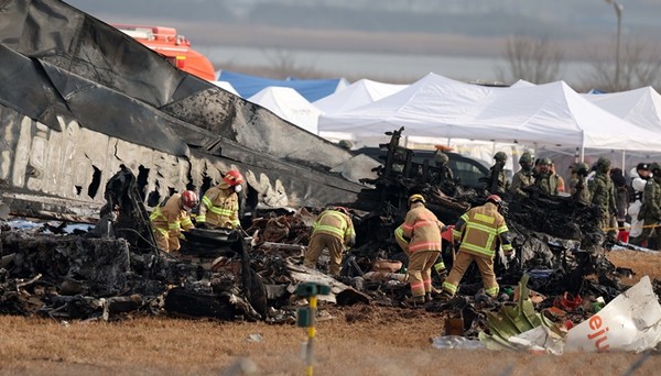 30일 전남 무안공항에서 소방대원들이 전날 발생한 제주항공 여객기 충돌 폭발 사고 잔해를 수색하고 있다. 사진 / 뉴시스