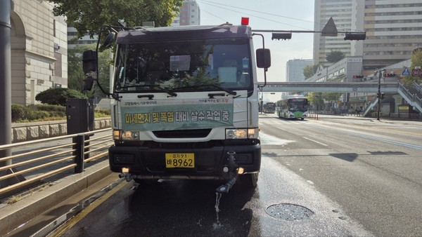 도로 재비산먼지 방지 살수차 운행/ 사진  고양시