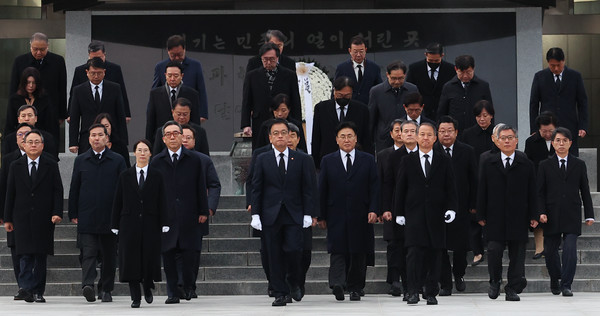 최상목 대통령 권한대행 부총리 겸 기획재정부 장관이 2025년 새해 첫날인 1일 서울 동작구 서울현충원에서 국무위원, 대통령실 참모들과 이동하고 있다.  사진 / 뉴시스