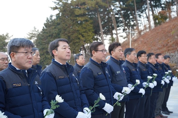 KAI 강구영 사장과 임직원이 사천 호국공원 충혼탑을 참배하고 있다. 사진 / KAI 제공