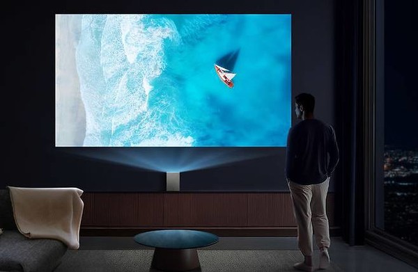 초소형 'LG 시네빔 쇼츠(PU615U)'로 가까운 거리에서 대화면을 투사해 콘텐츠를 감상하고 있다. / 사진 = LG전자 제공