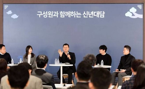 이호정(가운데) SK네트웍스 대표이사가 지난 2일 구성원들과 신년 대담을 하고 있다. / 사진 = SK네트웍스 제공