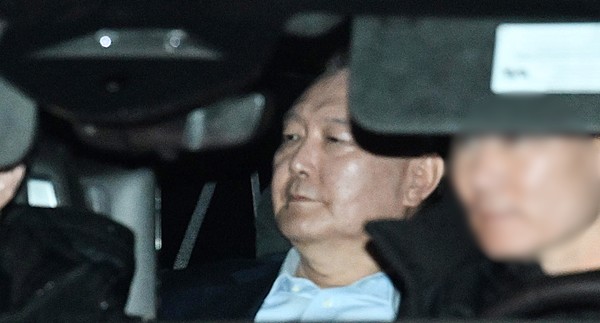 15일 윤석열 대통령이 경기도 정부과천청사 고위공직자범죄수사처에서 조사를 마친 뒤 서울구치소로 향하고 있다.         사진 / 뉴시스