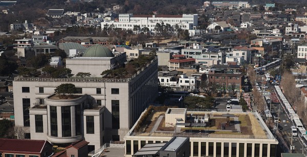 윤석열 대통령에 대한 탄핵심판 4차 변론이 열린 23일 오후 서울 종로구 헌법재판소 인근 도로에 차량통행이 제한되고 있다. 멀리 청와대가 보인다.  사진 / 뉴시스