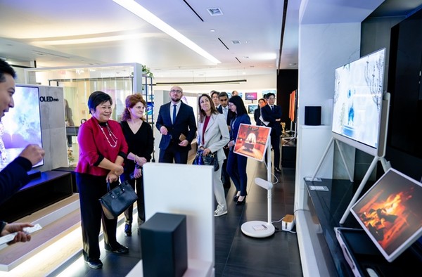 LG전자가 미국 현지시간 29일 뉴저지주 잉글우드 클리프에 위치한 북미지역 본사에 한국을 포함한 총 11개국 주뉴욕총영사단를 초청해 혁신 기술 로드맵을 선보이고 국가간 파트너십 강화 방안을 논의했다. / 사진 = LG전자 제공