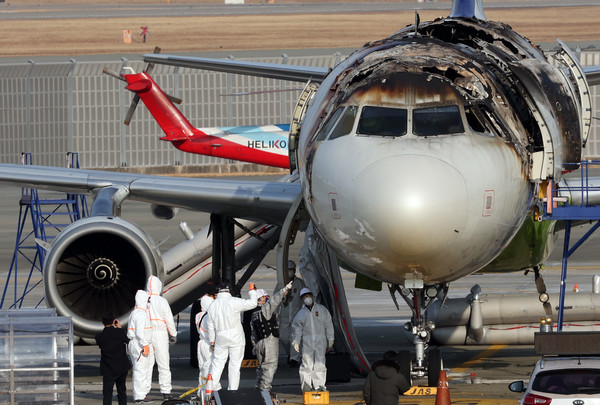국토교통부 항공철도사고조사위원회와 프랑스 항공사고조사위원회가 31일 오전 부산 강서구 김해국제공항 에어부산 항공기 화재현장에서 합동감식 등 조사 일정을 결정하기 위한 사고기 위험관리평가를 하고 있다. 이 화재는 지난 28일 오후 10시26분께 김해국제공항 계류장에 있던 홍콩행 에어부산 BX391편 항공기(기종 A321) 후미 선반에서 발생해 약 1시간 만에 진화됐다. 불이 나자 승객 170명(탑승정비사 1명 포함), 승무원 6명 등 총 176명 전원이 무사히 탈출했다.     사진/뉴시스