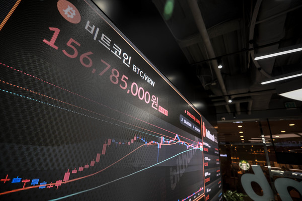 지난 22일 서울 서초구 빗썸라운지 전광판에 비트코인 시세가 나타나고 있다. 비트코인이 도널드 트럼프 미국 대통령 당선인이 취임한 지 하루 만에 상승 전환했다. 간밤 4% 넘게 상승하며 1억5700만원대를 회복한 것이다. 미국 금융당국이 새로운 가상자산 테스크포스(TF)를 출범한 소식이 투심을 개선한 것으로 보인다.    사진/뉴시스