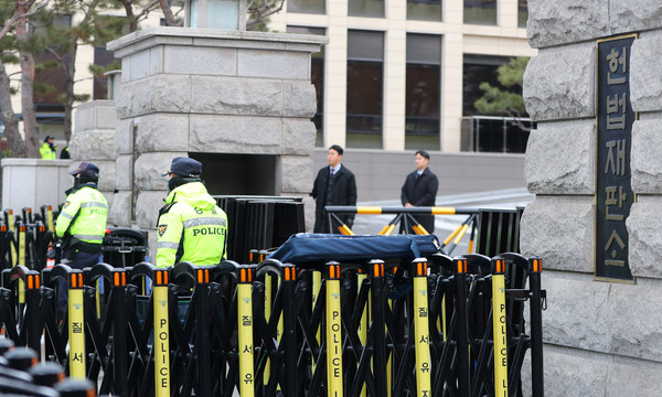 31일 서울 종로구 헌법재판소에서 경찰들이 경계근무를 서고 있다. 윤석열 대통령이 내란 우두머리 혐의로 구속 기소돼 형사 재판 피고인이 되면서 현직 대통령이 탄핵 심판과 형사 재판을 동시에 받게 됐다. 탄핵심판은 앞으로 매주 2회씩, 오는 6일부터는 오전부터 저녁까지 종일 열린다. 내란 우두머리 혐의에 대한 형사재판은 서울중앙지법에서 열리며 이르면 31일 재판부를 배당할 예정이다.    사진/뉴시스