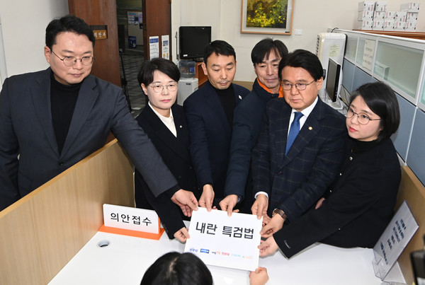 김용민 더불어민주당 의원을 비롯한 야 6당 의원들이 9일 오전 서울 여의도 국회 의안과에서 내란 특검법을 제출하고 있다. 왼쪽부터 천하람 개혁신당 원내대표, 전종덕 진보당 의원, 김용민 더불어민주당 원내정책수석부대표, 한창민 사회민주당 대표, 황운하 조국혁신당 원내대표, 용혜인 기본소득당 대표.    사진/뉴시스
