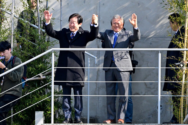 설연휴 마지막 날인 지난 30일 오후 더불어민주당 이재명 대표가 경남 양산시 평산마을 대통령 사저를 찾아 문재인 전 대통령과 지지자들을 향해 손을 들어 보이고 있다.   사진/뉴시스