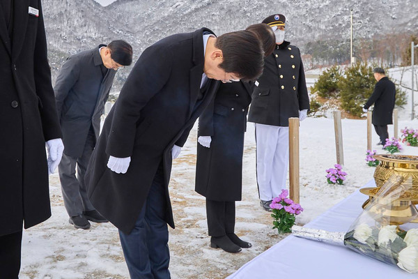 이재명 더불어민주당 대표가 지난 30일 대전 유성구 국립대전현충원을 찾아 순직 해병대원인 고 채수근 해병 묘역을 참배하고 있다.   사진/뉴시스