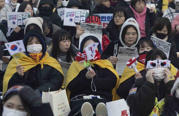 지난 1일 경복궁 인근에서 열린 비상행동 9차 범시민 집회에서 참가자들이 ‘윤석열 즉각퇴진’ 구호를 외치고 있다.    사진 / 뉴시스
