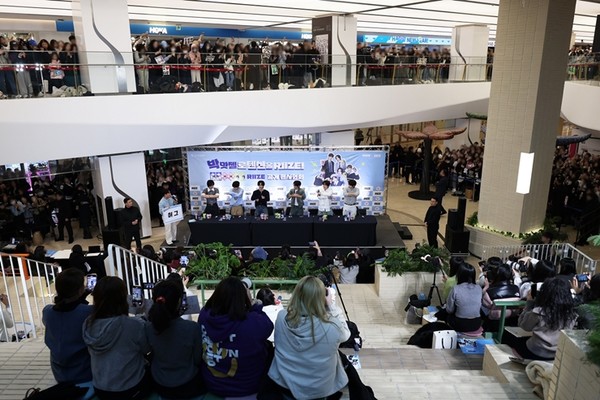 동아제약은 박카스맛 젤리 전속모델인 가수 라이즈(RIIZE)와 함께한 공개 팬사인회를 성황리 종료. / 사진 = 동아제약 제공