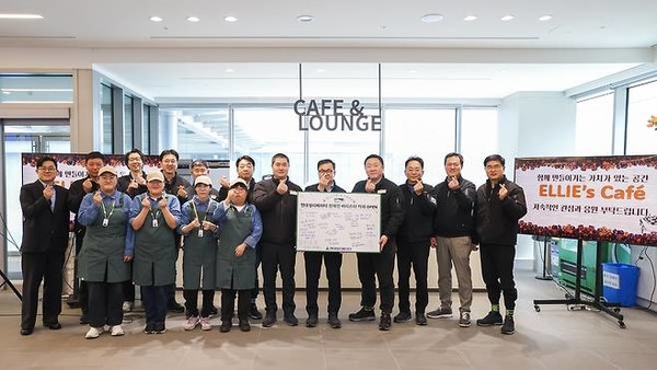 조재천 현대엘리베이터 대표이사(왼쪽 여덟 번째)가 장애인 바리스타들과 함께 사내 복지 카페인 '엘리스 카페' 오픈식 후 기념촬영을 하고 있다.  / 사진 = 현대그룹 제공