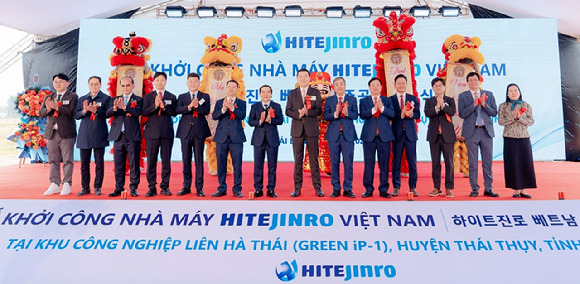 하이트진로는 지난 5일(현지시간) 베트남 타이빈성 그린아이파크 산업단지에서 해외 첫 생산기지인 베트남 공장 착공식을 진행했다. / 사진 = 하이트진로 제공
