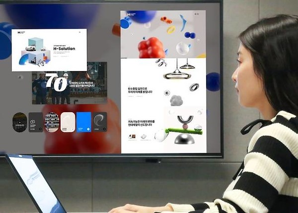 현대제철 직원이 최근 리뉴얼한 공식 홈페이지를 이용하고 있다. / 사진 = 현대제철 제공