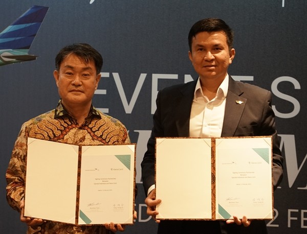 (왼쪽부터)하나카드 성영수 대표이사와 가루다인도네시아 와밀단 대표이사가 지난 12일 인도네시아 자카르타 가루다인도네시아 본사에서 열린 파트너십 체결식에서 기념촬영을 하고 있다.  / 사진 = 하나카드 제공