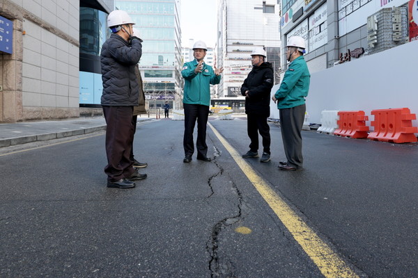 지난해 도로 균열 현장을 점검 중인 이동환 시장.   사진  / 고양시