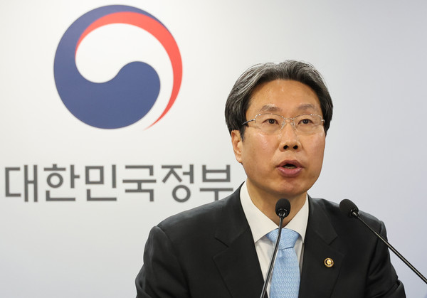 최장혁 개인정보보호위원회(개인정보위) 부위원장이 지난17일 오전 서울 종로구 정부서울청사에서 딥시크(DeepSeek) 진행상황 관련 브리핑을 하고 있다. 최장혁 부위원장은 "제3사업바와 통신 기능 및 개인정보 처리 방침 상미흡한 부분이 일부 확인되어 개인정보보호법에 따라 딥시크 서비스를 잠정 중단 후 개선·보완하도록 딥시크 사에 권고 했으며, 딥스크사가 이를 수용해 15일 18시부터 국내 앱마켓에서 딥시크 서비그를 잠정 중단한다"고 밝혔다.   사진/뉴시스