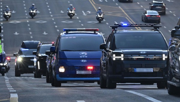 20일 윤석열 대통령이 탑승한 호송차가 서울중앙지법으로 향하고 있다. 사진 / 뉴시스