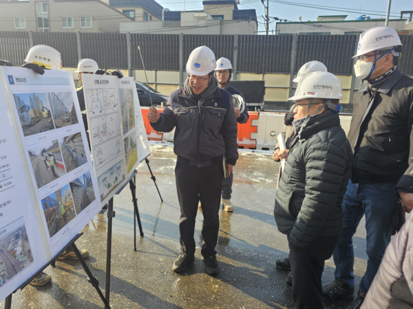 인천대로 일반화 도로개량공사 현장 점검.   사진  /  인천시