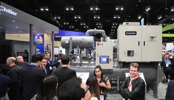 LG전자는 지난 10일부터 12일까지(현지 시간) 미국 올랜도에서 열린 북미 최대 공조 전시회 'AHR EXPO 2025'에서 고효율 HVAC 제품을 대거 선보였다. AI데이터센터 열관리 솔루션으로 주목 받고 있는 '칠러' 등을 전시한 LG전자 전시관이 관람객들로 북적이고 있다.     사진/뉴시스