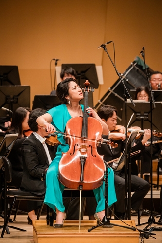 지난 23일 경기도 성남아트센터 콘서트홀에서 열린 '제11회 빛의 소리 나눔콘서트'에서 첼리스트 이유민과 MPO의 협연. / 사진 = 한미약품 제공