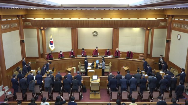 윤석열 대통령이 25일 서울 종로구 헌법재판소에서 열린 자신의 탄핵심판 11차 변론에서 최종변론을 마치고 재판관들에게 인사를 하고 있다.    사진 / 헌법재판소 제공