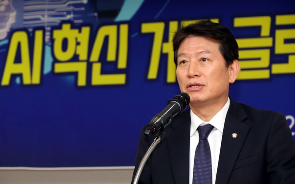 조인철 더불어민주당 의원이 지난 20일 오후 서울 여의도 국회 의원회관 세미나실에서 열린 AI 혁신 거점 글로벌 경쟁력 확보를 위한 정책토론회에서 인사말을 하고 있다.     사진/뉴시스