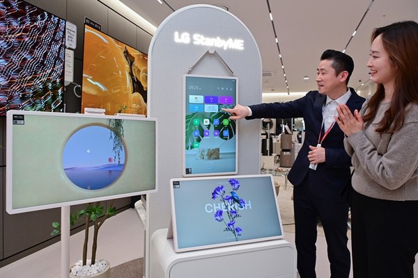 LG전자가 최근 선보인 'LG 스탠바이미 2'가 인기를 모으며 오프라인에서 만날 수 있도록 전국 LG전자 베스트샵에 순차 전시한다. / 사진 = LG전자 제공